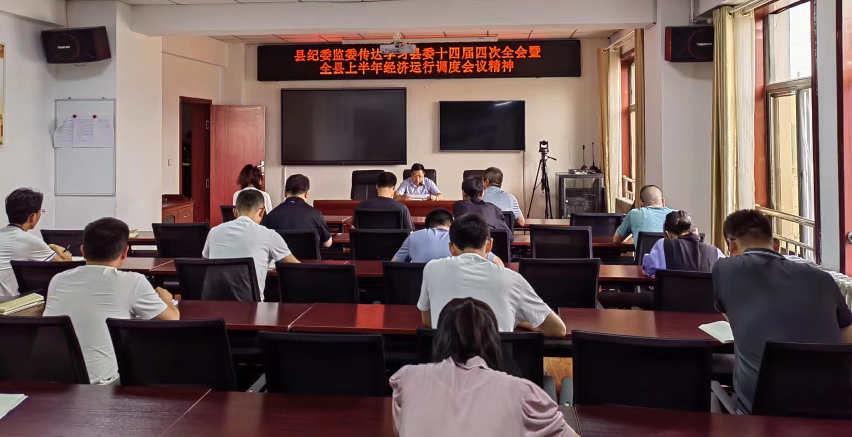 传达学习县委十四届四次全会照片_副本.jpg